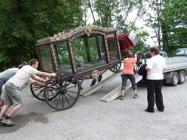 Nakladanie kočiara na príves